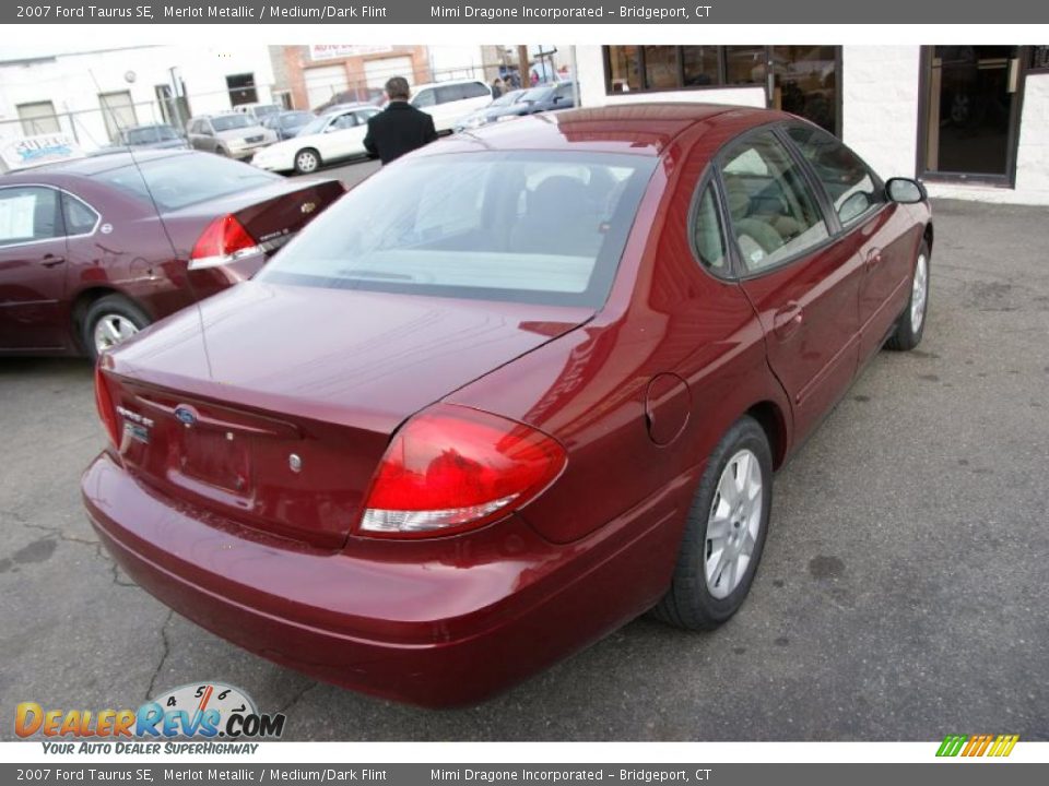 2007 Ford Taurus SE Merlot Metallic / Medium/Dark Flint Photo #4