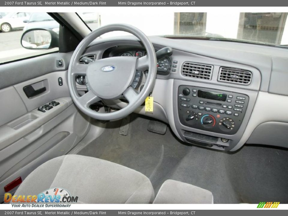 2007 Ford Taurus SE Merlot Metallic / Medium/Dark Flint Photo #13