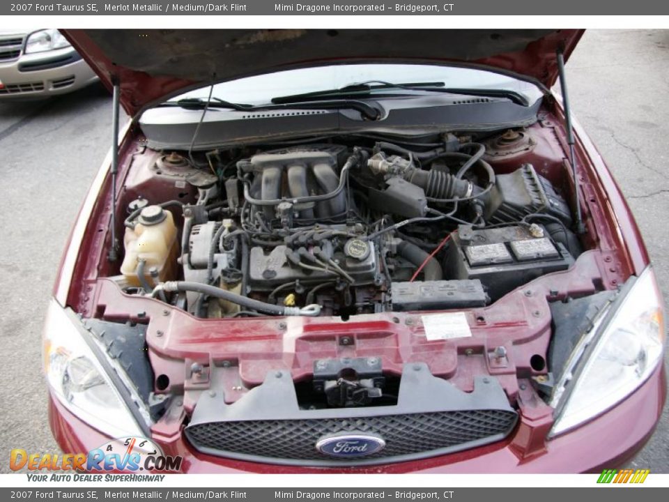 2007 Ford Taurus SE Merlot Metallic / Medium/Dark Flint Photo #18