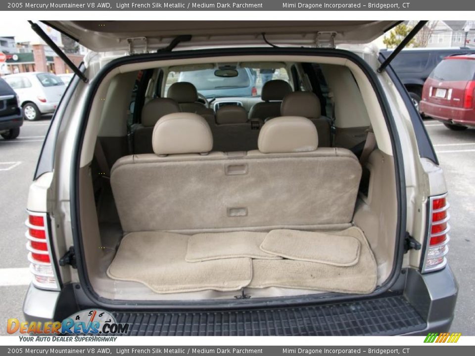 2005 Mercury Mountaineer V8 AWD Light French Silk Metallic / Medium Dark Parchment Photo #9