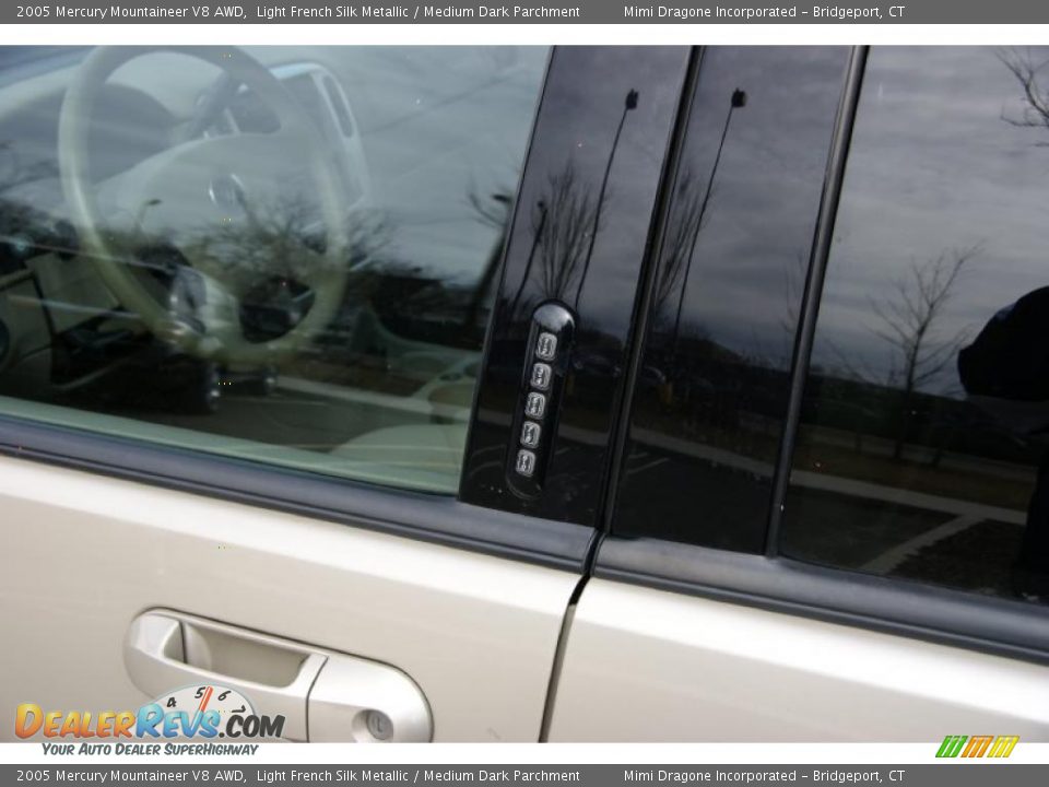 2005 Mercury Mountaineer V8 AWD Light French Silk Metallic / Medium Dark Parchment Photo #10