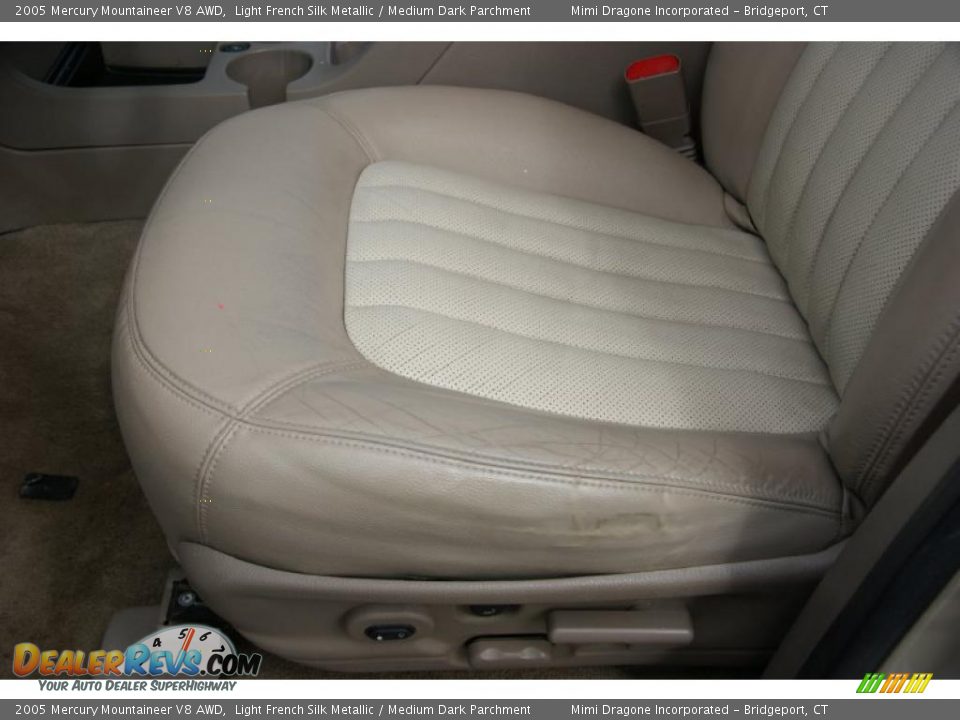 2005 Mercury Mountaineer V8 AWD Light French Silk Metallic / Medium Dark Parchment Photo #12