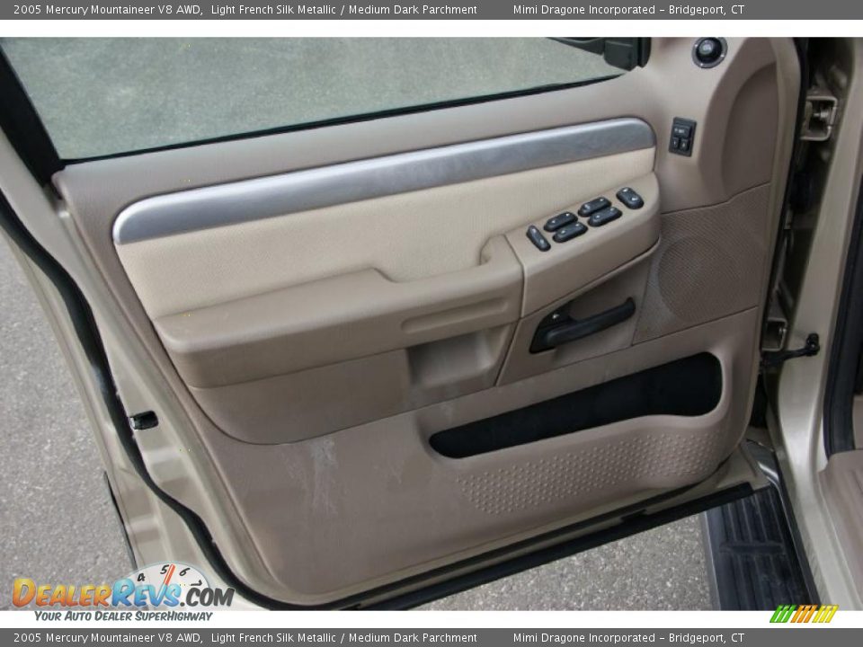 2005 Mercury Mountaineer V8 AWD Light French Silk Metallic / Medium Dark Parchment Photo #13