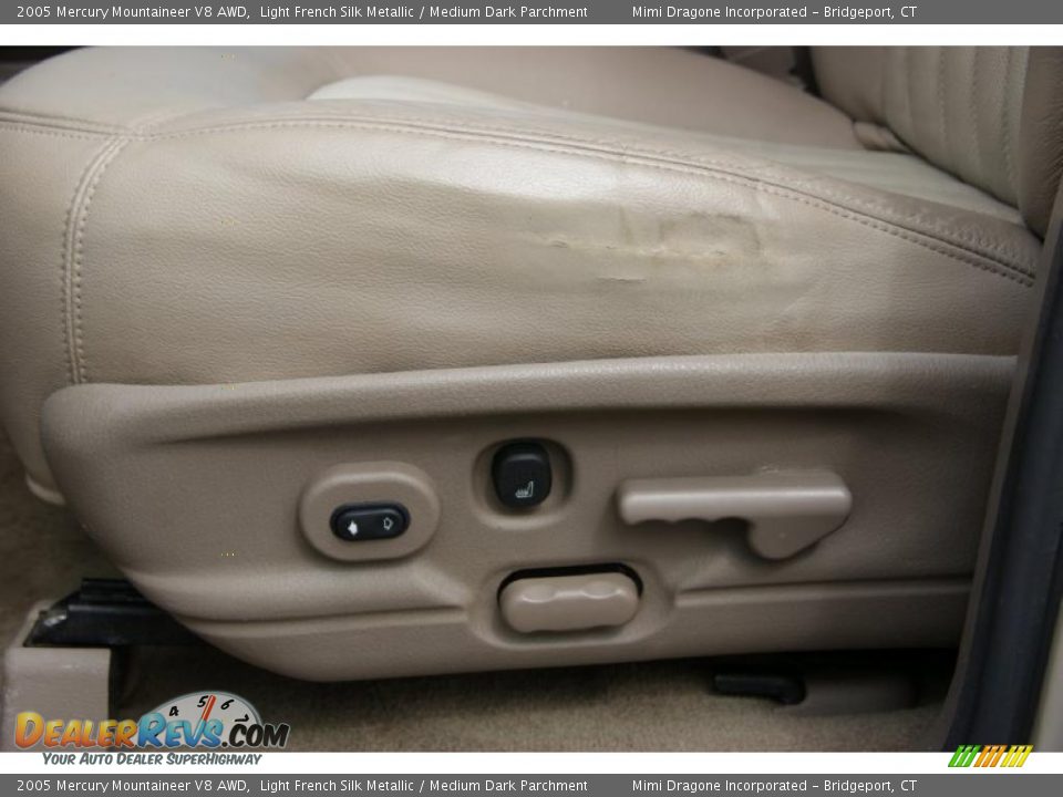 2005 Mercury Mountaineer V8 AWD Light French Silk Metallic / Medium Dark Parchment Photo #14