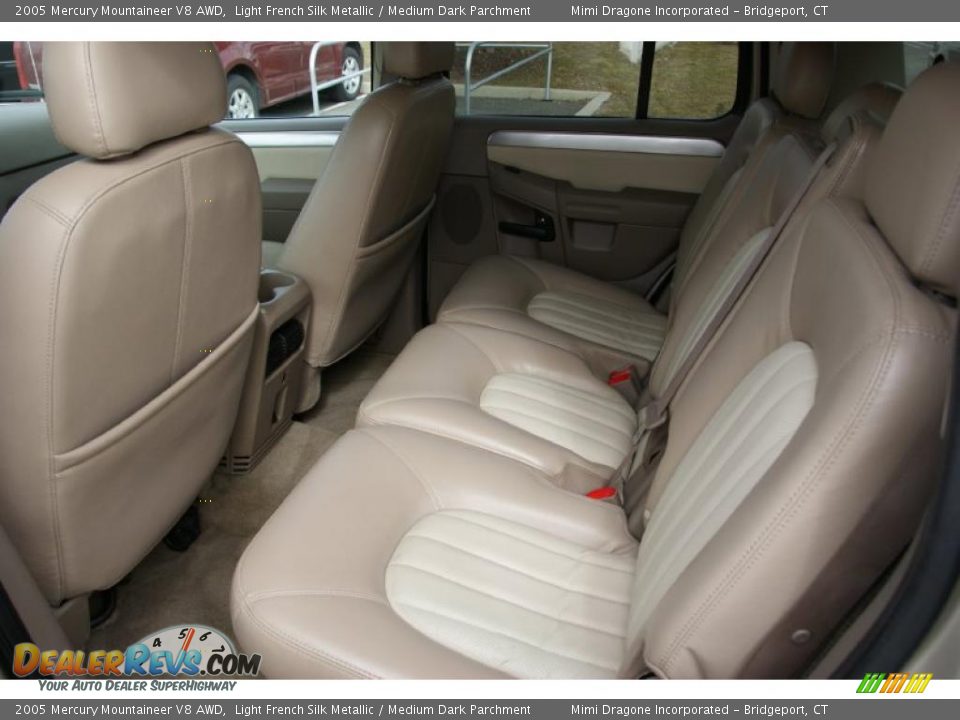 2005 Mercury Mountaineer V8 AWD Light French Silk Metallic / Medium Dark Parchment Photo #15