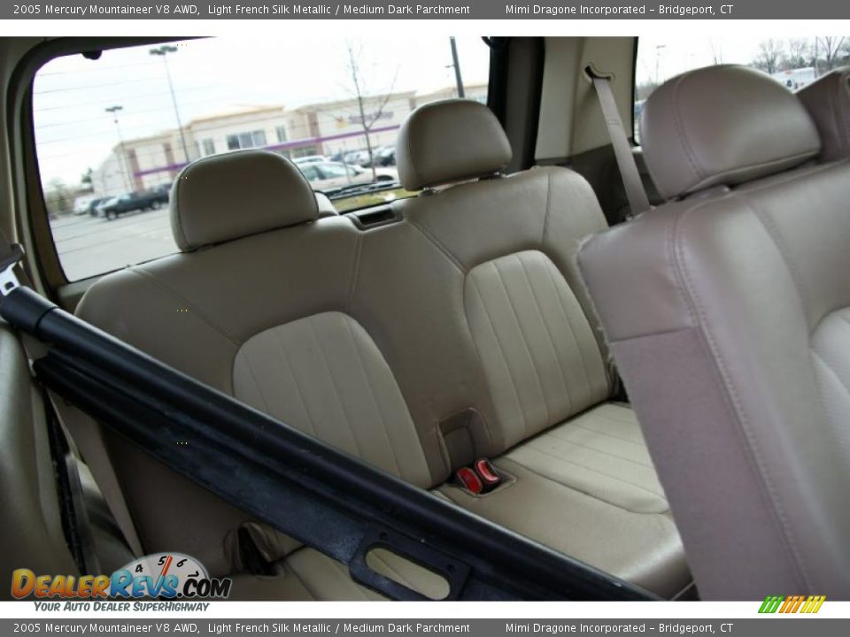 2005 Mercury Mountaineer V8 AWD Light French Silk Metallic / Medium Dark Parchment Photo #17