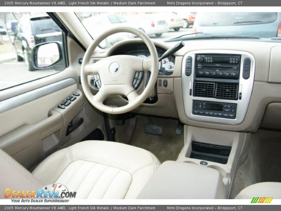 2005 Mercury Mountaineer V8 AWD Light French Silk Metallic / Medium Dark Parchment Photo #18