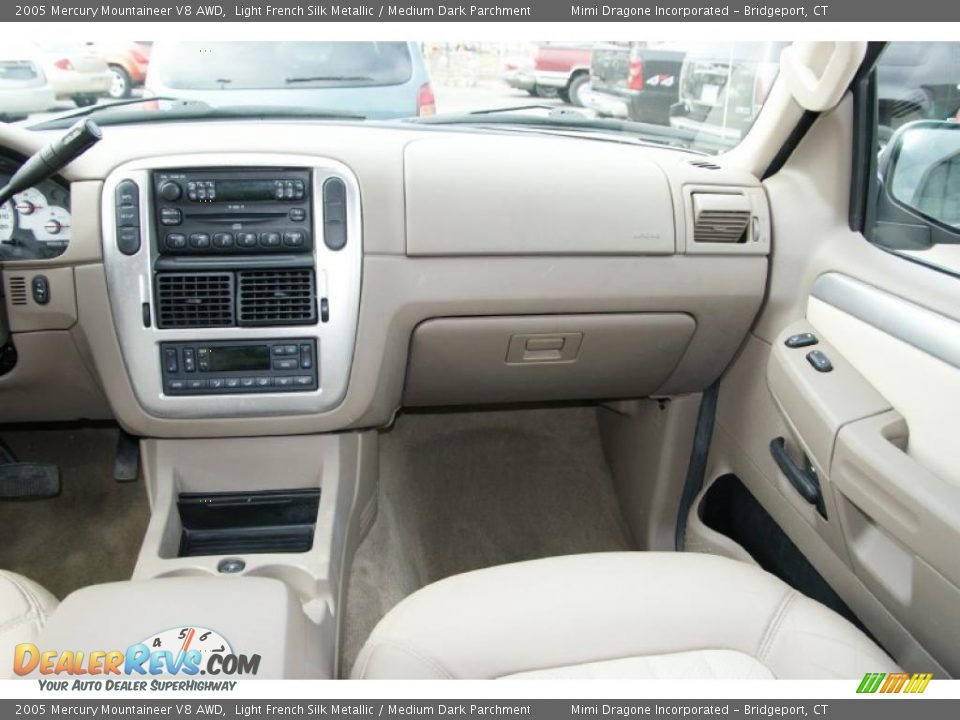 2005 Mercury Mountaineer V8 AWD Light French Silk Metallic / Medium Dark Parchment Photo #19