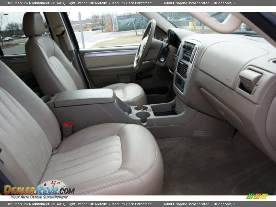 2005 Mercury Mountaineer V8 AWD Light French Silk Metallic / Medium Dark Parchment Photo #21
