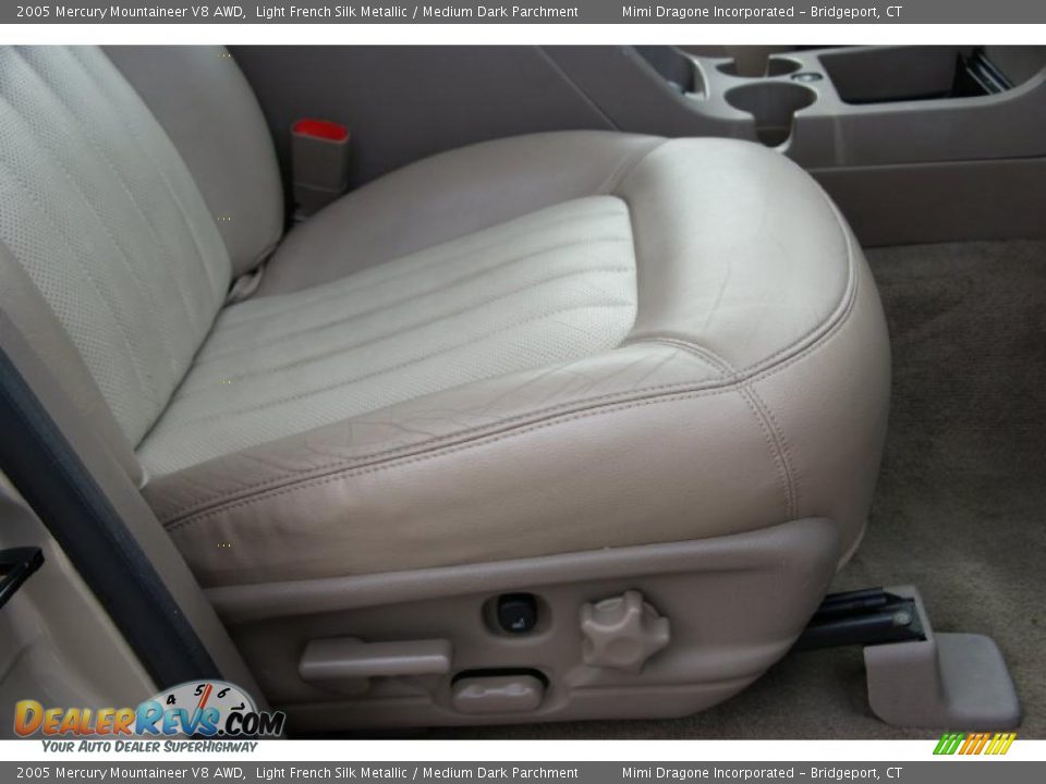 2005 Mercury Mountaineer V8 AWD Light French Silk Metallic / Medium Dark Parchment Photo #22