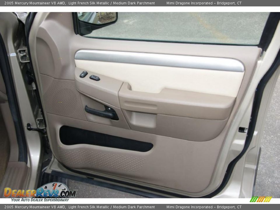 2005 Mercury Mountaineer V8 AWD Light French Silk Metallic / Medium Dark Parchment Photo #23