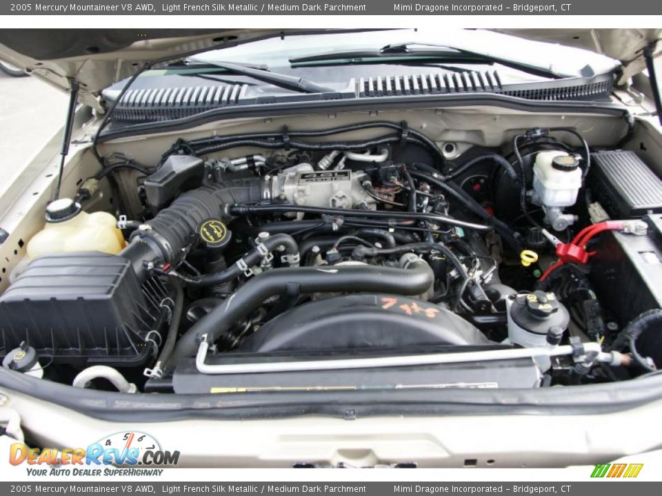 2005 Mercury Mountaineer V8 AWD Light French Silk Metallic / Medium Dark Parchment Photo #24