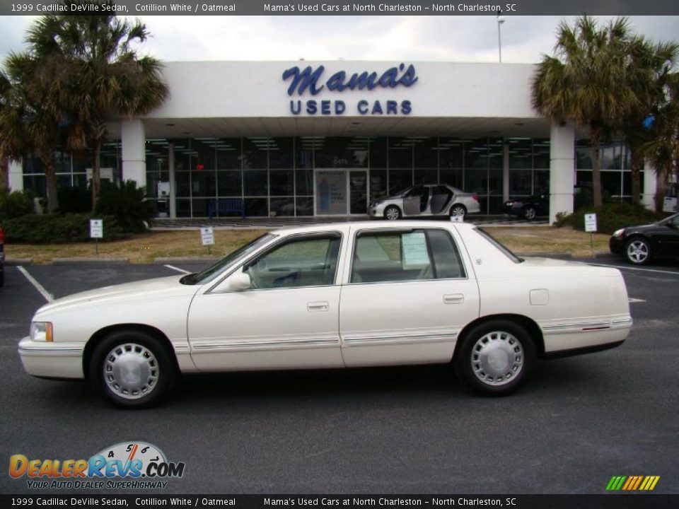 1999 Cadillac DeVille Sedan Cotillion White / Oatmeal Photo #1
