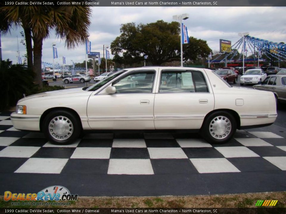 1999 Cadillac DeVille Sedan Cotillion White / Oatmeal Photo #2