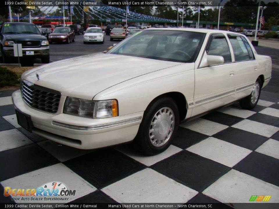 1999 Cadillac DeVille Sedan Cotillion White / Oatmeal Photo #3