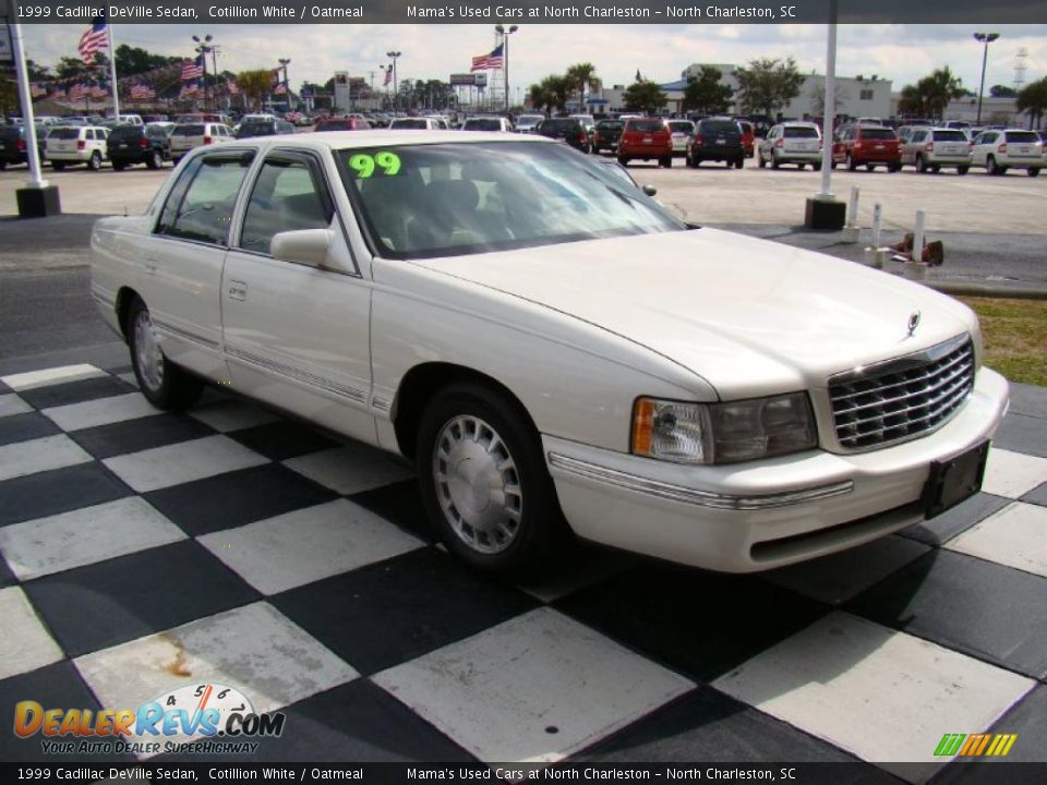 1999 Cadillac DeVille Sedan Cotillion White / Oatmeal Photo #5