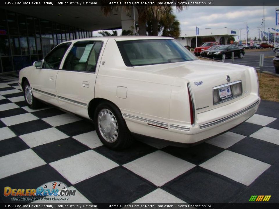1999 Cadillac DeVille Sedan Cotillion White / Oatmeal Photo #9