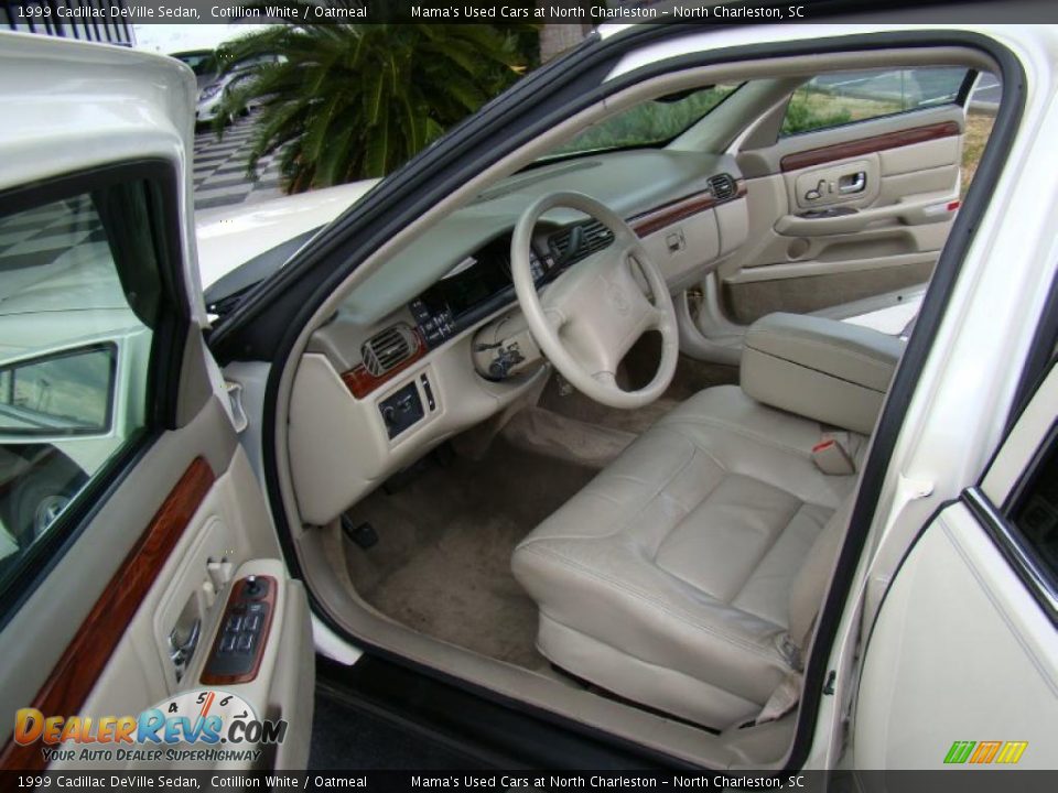1999 Cadillac DeVille Sedan Cotillion White / Oatmeal Photo #10