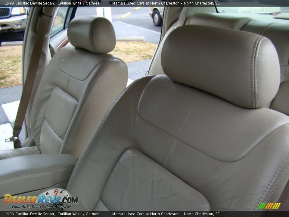 1999 Cadillac DeVille Sedan Cotillion White / Oatmeal Photo #11