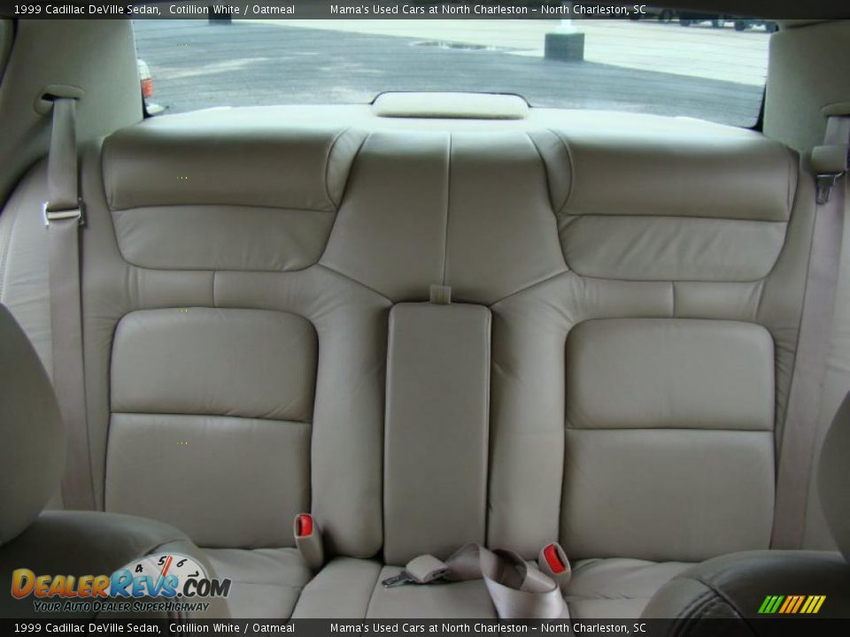 1999 Cadillac DeVille Sedan Cotillion White / Oatmeal Photo #12