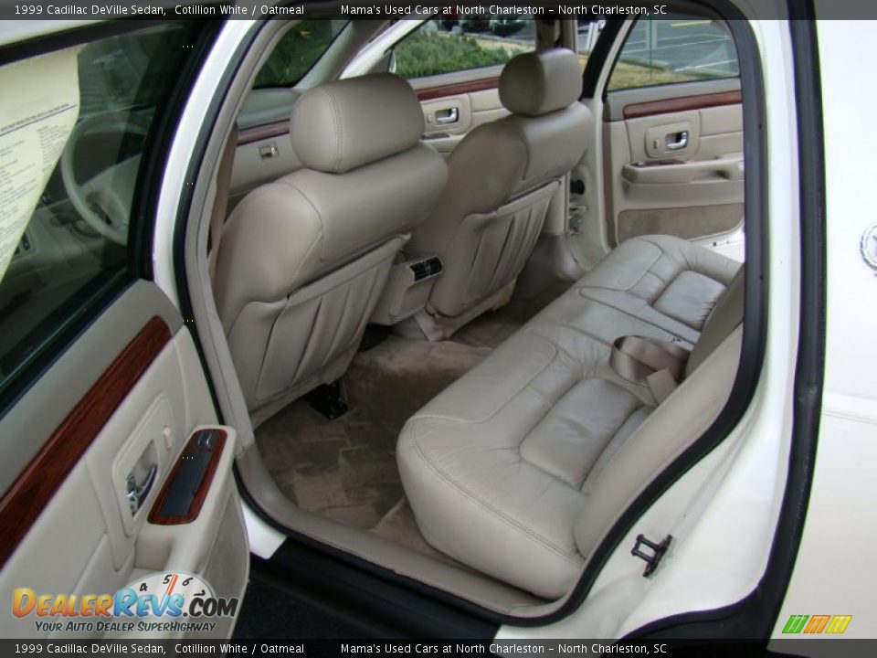 1999 Cadillac DeVille Sedan Cotillion White / Oatmeal Photo #13