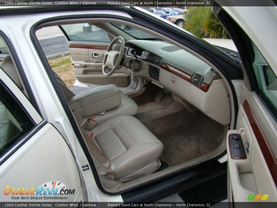 1999 Cadillac DeVille Sedan Cotillion White / Oatmeal Photo #15