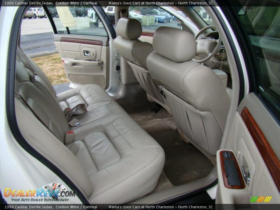1999 Cadillac DeVille Sedan Cotillion White / Oatmeal Photo #16