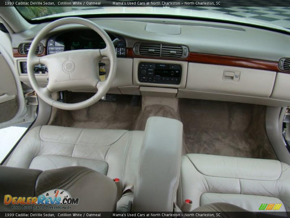 1999 Cadillac DeVille Sedan Cotillion White / Oatmeal Photo #17
