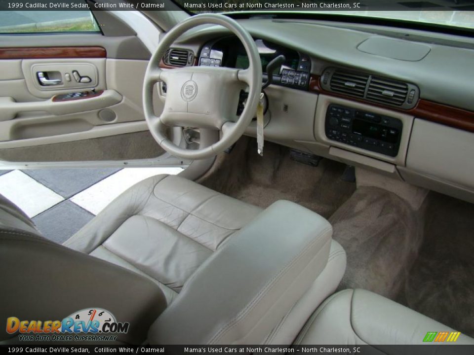 1999 Cadillac DeVille Sedan Cotillion White / Oatmeal Photo #18