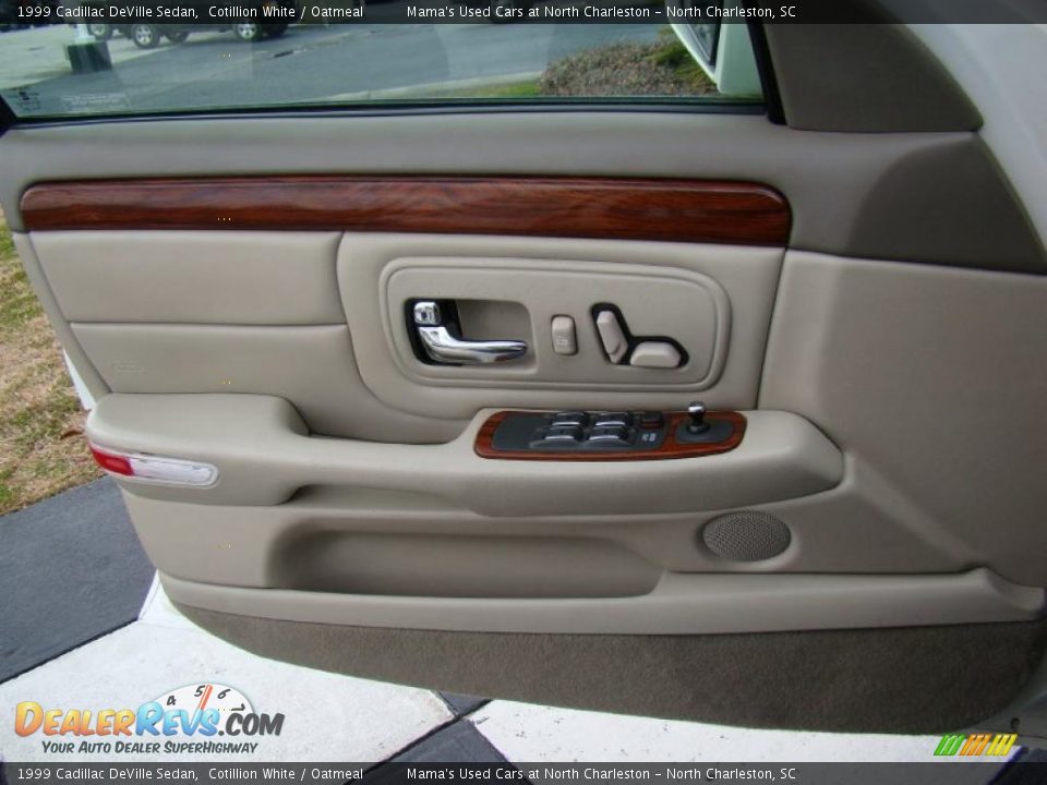 1999 Cadillac DeVille Sedan Cotillion White / Oatmeal Photo #20