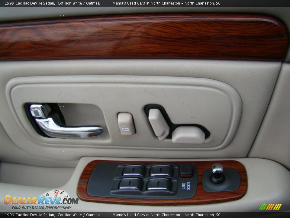 1999 Cadillac DeVille Sedan Cotillion White / Oatmeal Photo #21