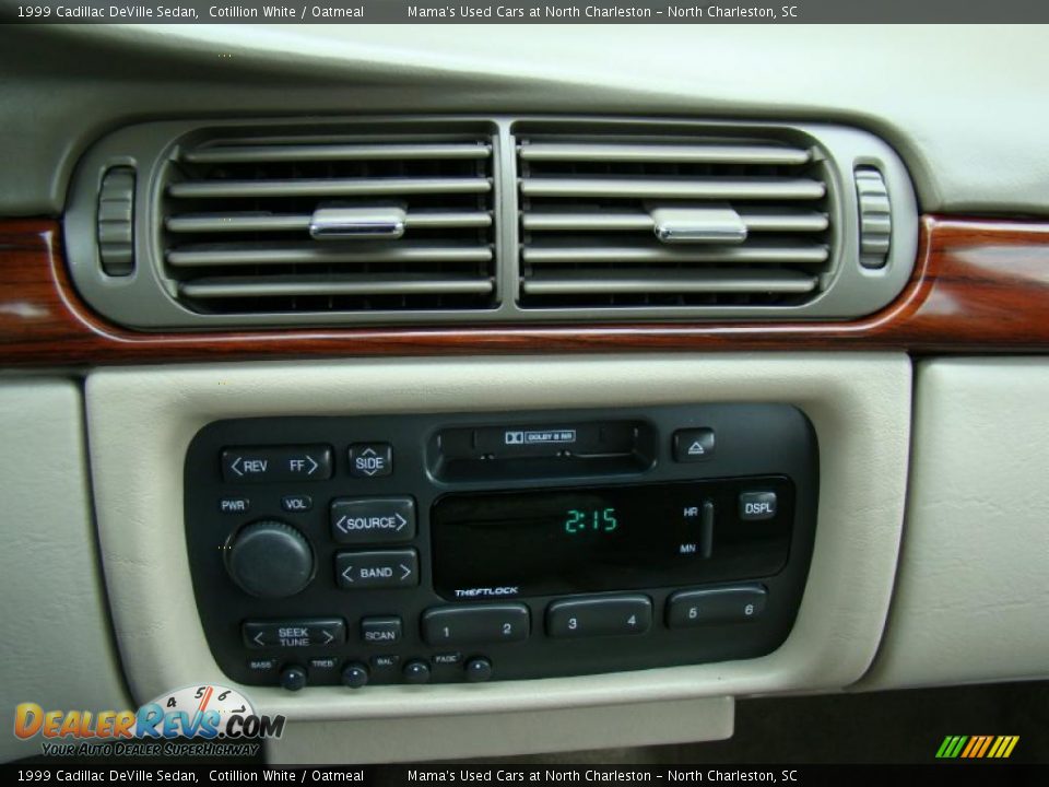 1999 Cadillac DeVille Sedan Cotillion White / Oatmeal Photo #22