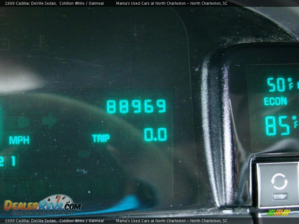 1999 Cadillac DeVille Sedan Cotillion White / Oatmeal Photo #26