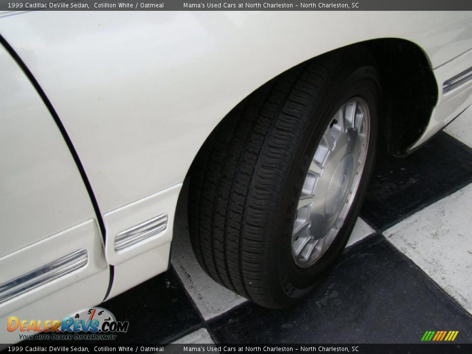 1999 Cadillac DeVille Sedan Cotillion White / Oatmeal Photo #28