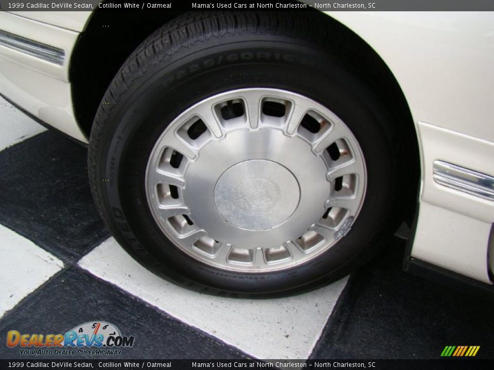 1999 Cadillac DeVille Sedan Cotillion White / Oatmeal Photo #29