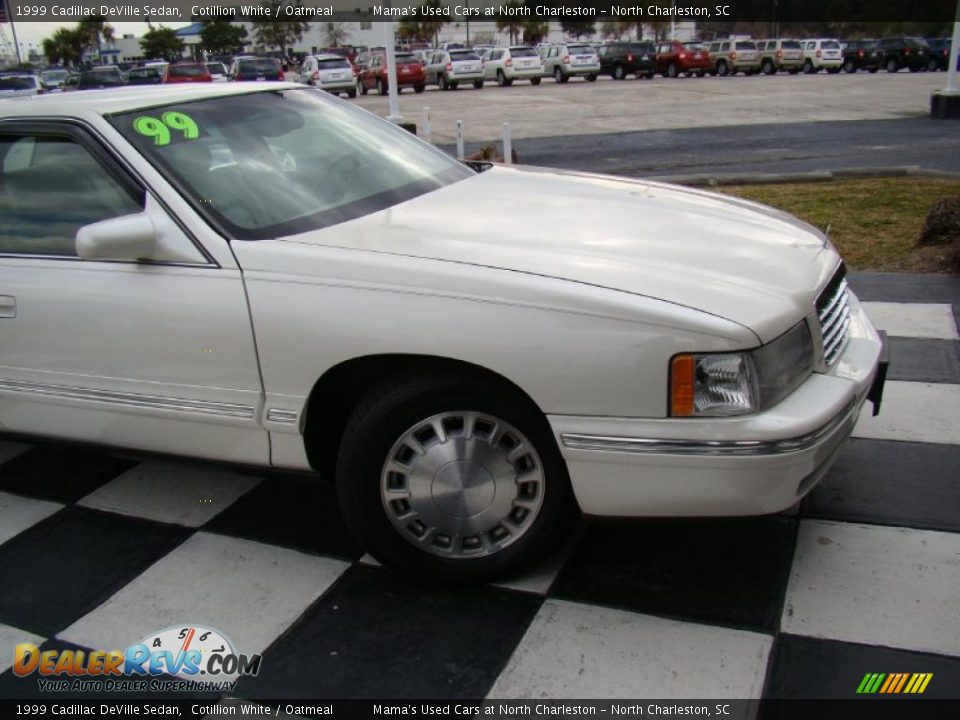 1999 Cadillac DeVille Sedan Cotillion White / Oatmeal Photo #30