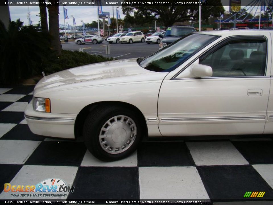 1999 Cadillac DeVille Sedan Cotillion White / Oatmeal Photo #31