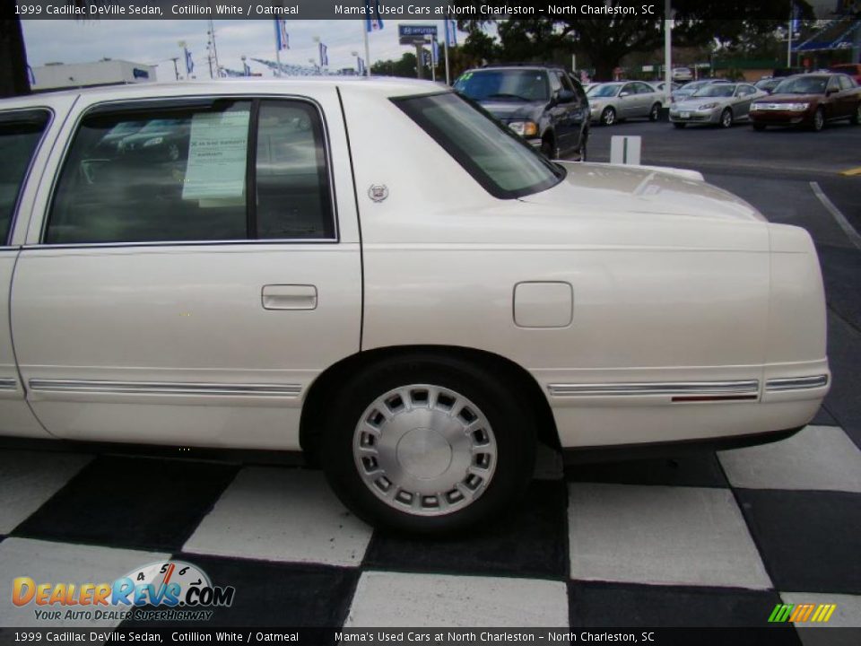 1999 Cadillac DeVille Sedan Cotillion White / Oatmeal Photo #32