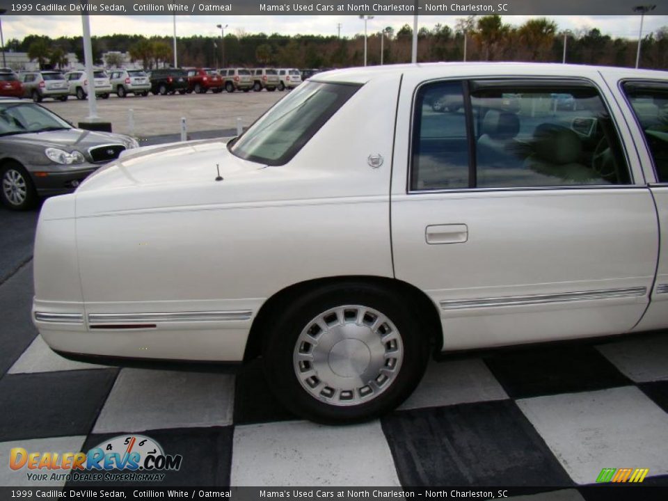 1999 Cadillac DeVille Sedan Cotillion White / Oatmeal Photo #33