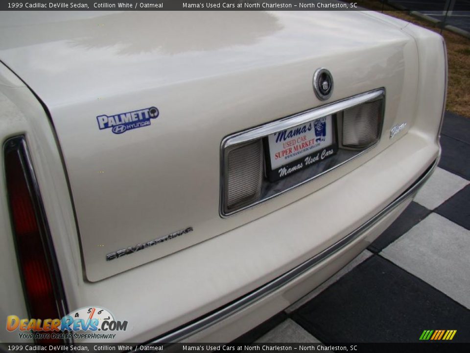 1999 Cadillac DeVille Sedan Cotillion White / Oatmeal Photo #34