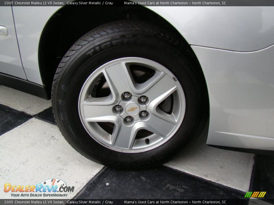 2005 Chevrolet Malibu LS V6 Sedan Galaxy Silver Metallic / Gray Photo #31