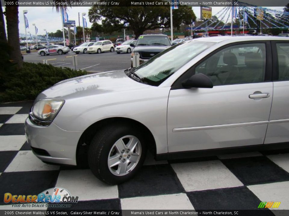 2005 Chevrolet Malibu LS V6 Sedan Galaxy Silver Metallic / Gray Photo #33