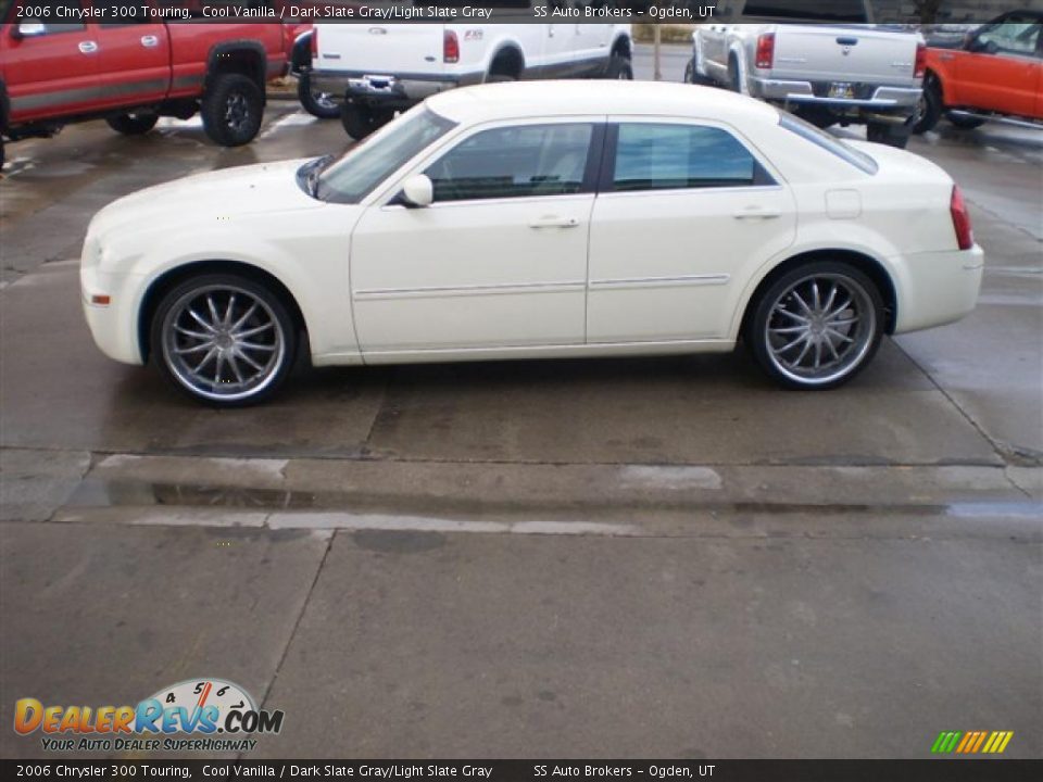 2006 Chrysler 300 Touring Cool Vanilla / Dark Slate Gray/Light Slate Gray Photo #1