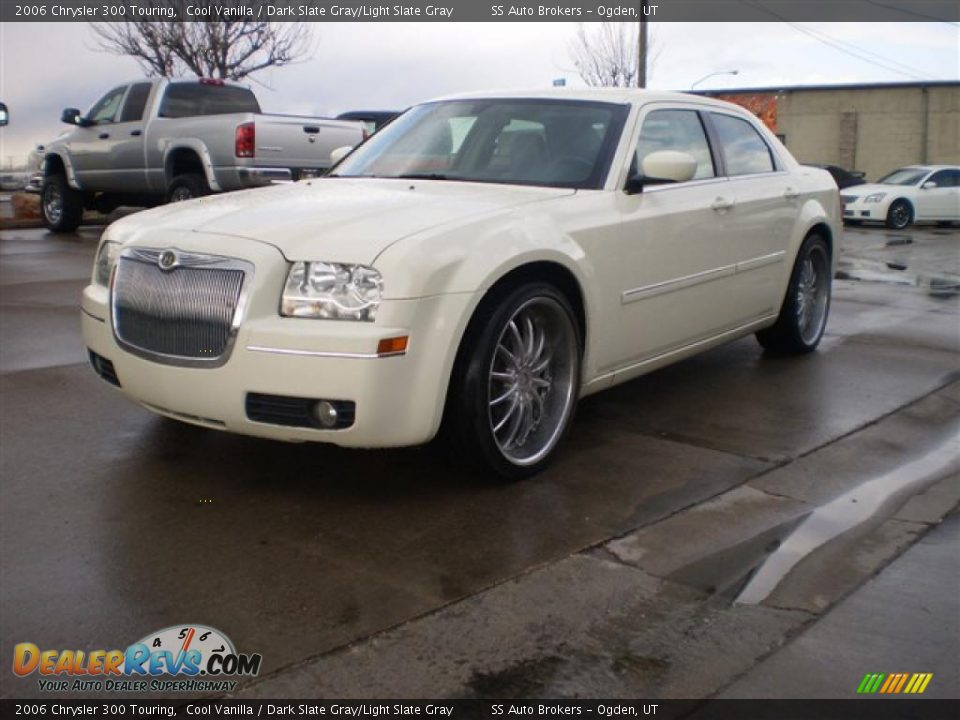 2006 Chrysler 300 Touring Cool Vanilla / Dark Slate Gray/Light Slate Gray Photo #2