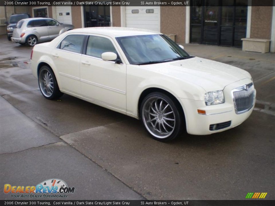 2006 Chrysler 300 Touring Cool Vanilla / Dark Slate Gray/Light Slate Gray Photo #3