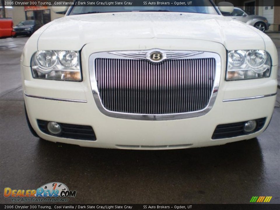 2006 Chrysler 300 Touring Cool Vanilla / Dark Slate Gray/Light Slate Gray Photo #4