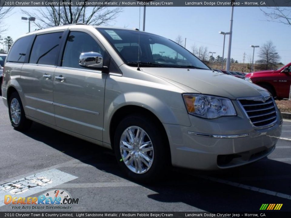 2010 Chrysler Town & Country Limited Light Sandstone Metallic / Medium Pebble Beige/Cream Photo #4