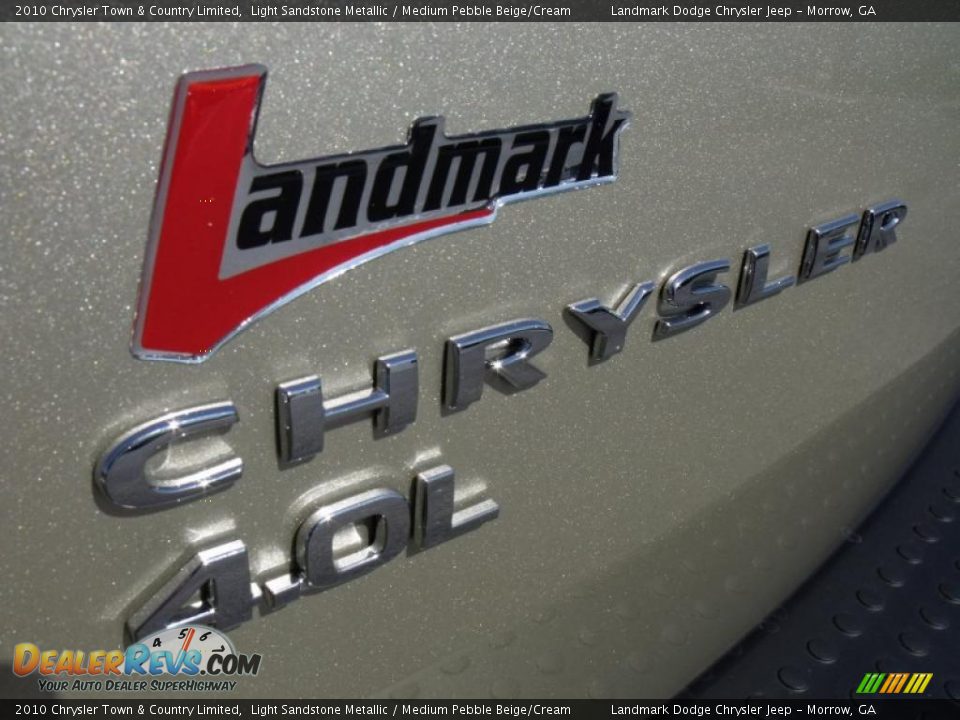 2010 Chrysler Town & Country Limited Light Sandstone Metallic / Medium Pebble Beige/Cream Photo #8
