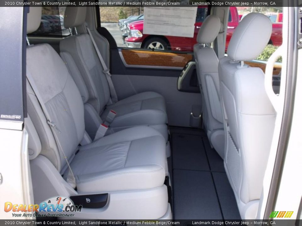 2010 Chrysler Town & Country Limited Light Sandstone Metallic / Medium Pebble Beige/Cream Photo #9