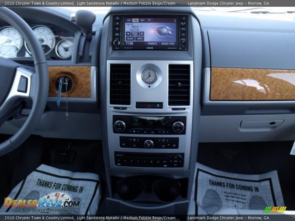 2010 Chrysler Town & Country Limited Light Sandstone Metallic / Medium Pebble Beige/Cream Photo #11